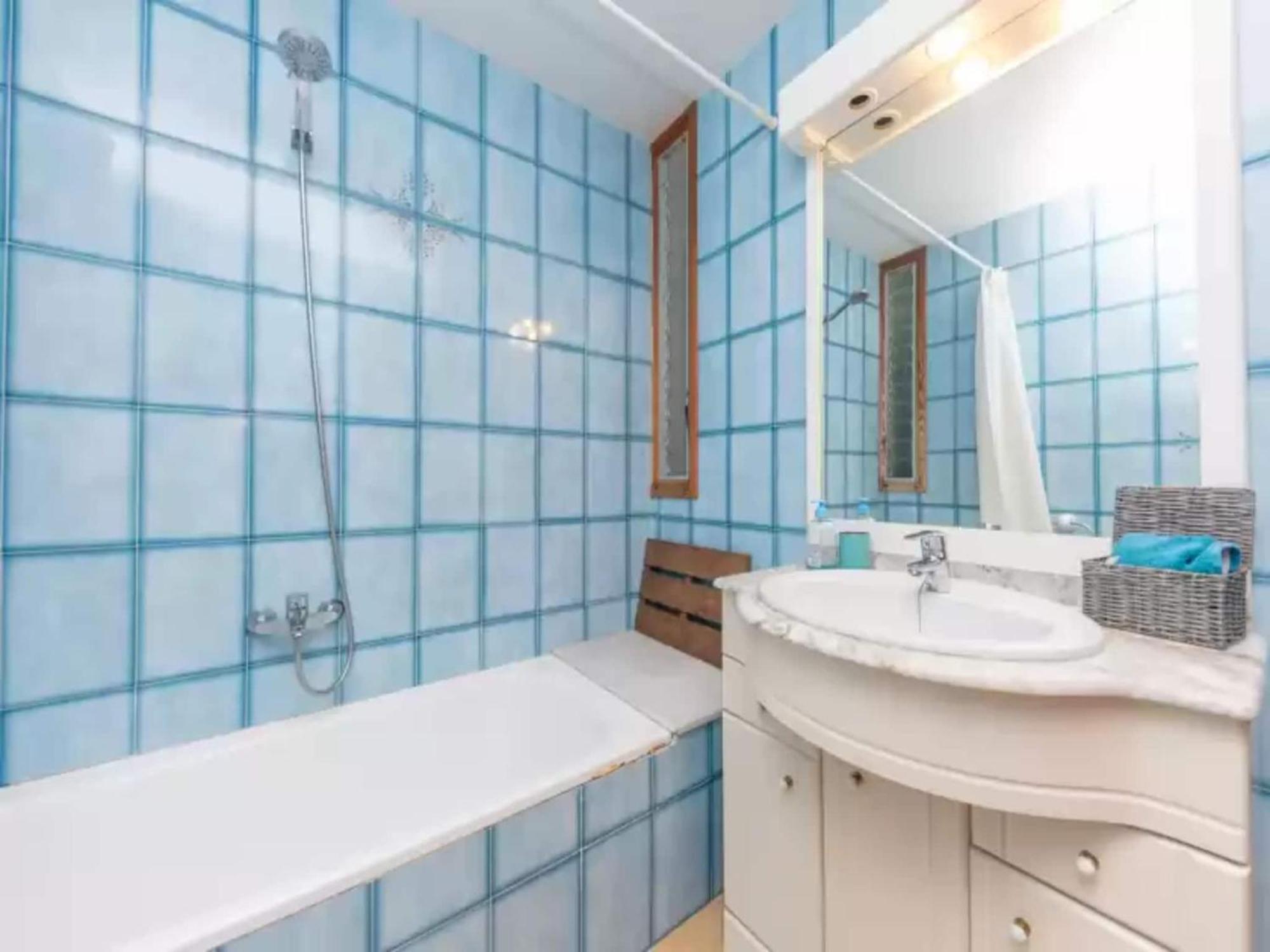 Chalet Wondrous House In Marina Manresa
