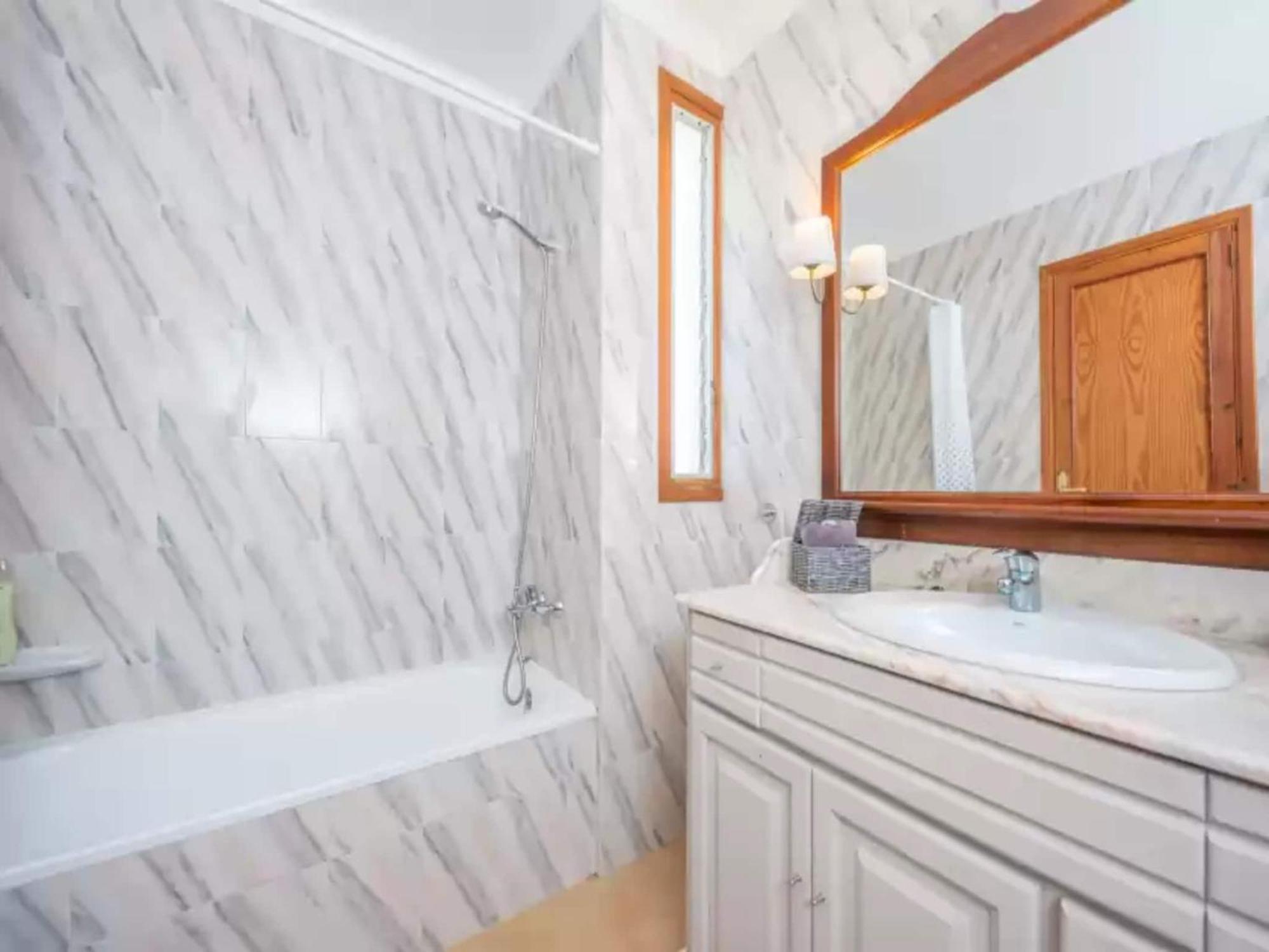 Chalet Wondrous House In Marina Manresa *